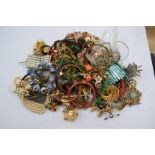 A collection of assorted costume jewellery, including a string of simulated pearls,