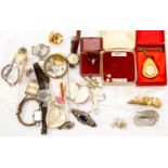 A good collection of jewellery to include a 9ct gold cameo brooch, a 15ct pearl brooch,