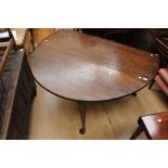 A George II style oak drop leaf drawing table having turned legs and pad feet.