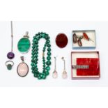 A collection of silver jewellery to include a silver malachite and onyx pendant,