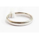 A ladies platinum wedding band, size K½, 4.