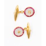 A pair of 18ct yellow gold chain cufflinks, circular fronts set with mother-of-pearl to centre,