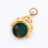 A 9ct gold swivel fob set with bloodstone and carnelian, total gross weight approx 7.