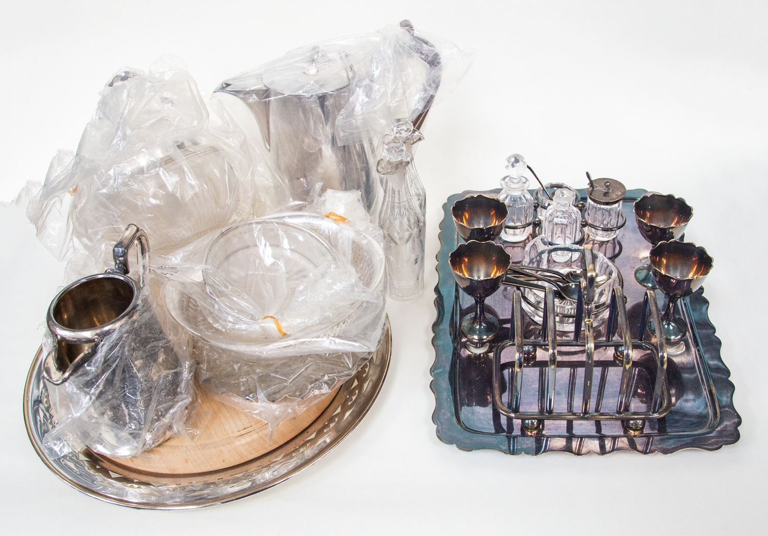 Collection of plated wares, breakfast tray with egg cups, toast rack and condiments, trays,