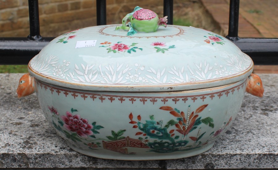 An 18th century Chinese Qianlong export tureen with pomegranate finial. Perfect no cracks or