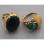 A yellow metal and turquoise dress ring, set circular cabochon turquoise, with radiating ribbed