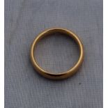 A 22ct. gold band, assayed London. (3.9g).