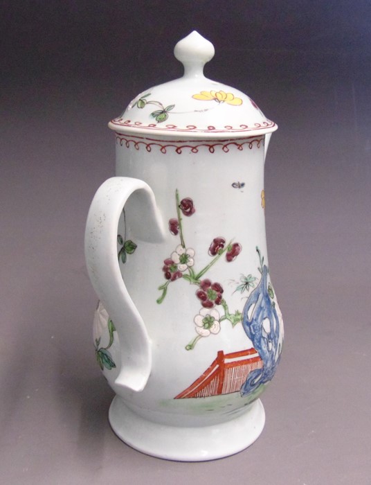 A Chaffers Liverpool coffee pot and cover with famille verte decoration, circa 1760, 20.5cm high - Image 4 of 7