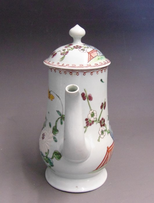 A Chaffers Liverpool coffee pot and cover with famille verte decoration, circa 1760, 20.5cm high - Image 2 of 7