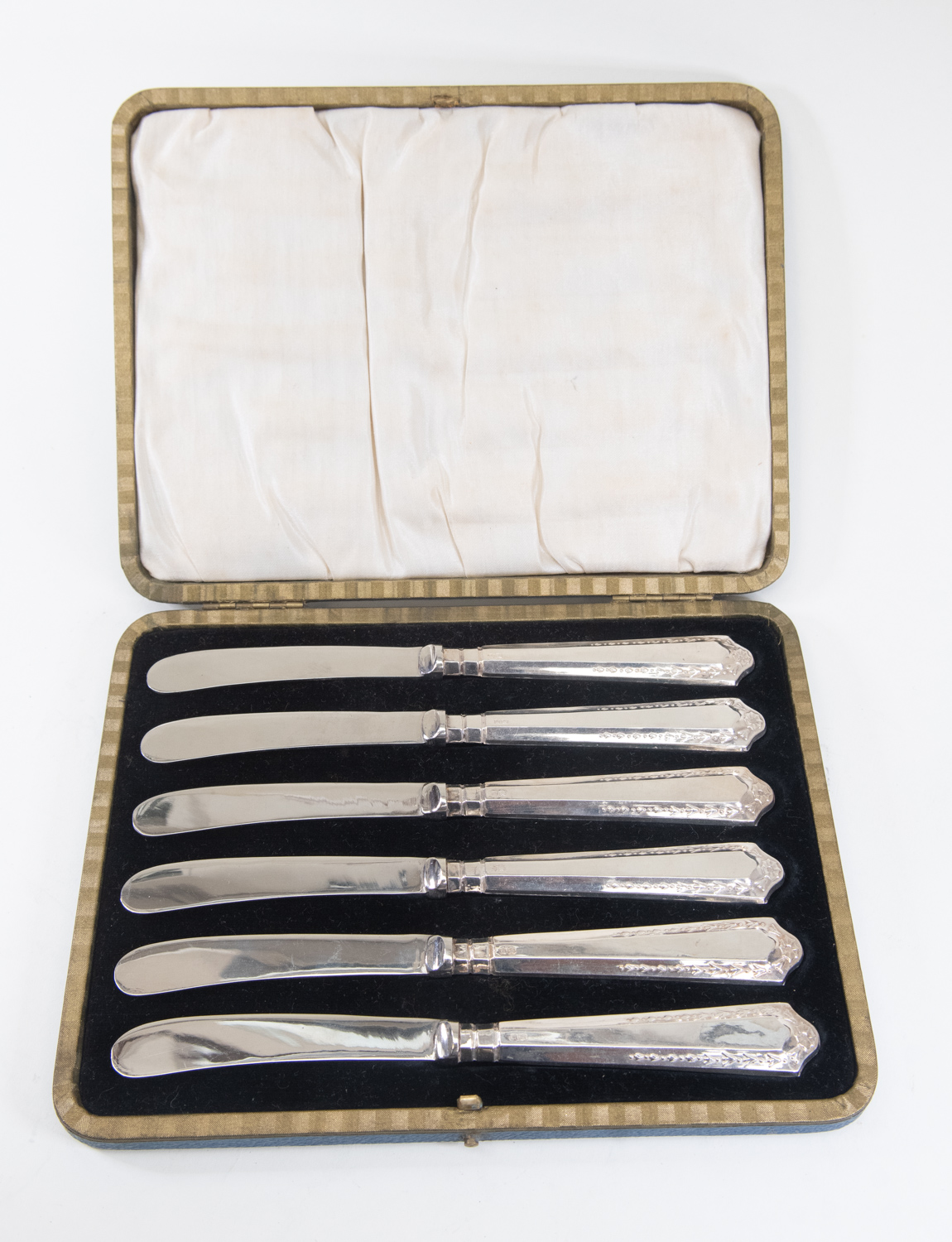 A late 19th Century cased set of silver tea knives, handles hallmarked Sheffield 1929, V.B Vickers &