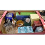 Collection of glasswear including paperweights, vases, glass ect (1box)