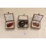 Three agate Chinese snuff bottles, all boxed, including brown agate, grey agate examples