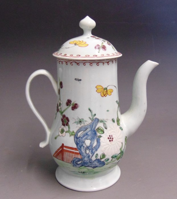 A Chaffers Liverpool coffee pot and cover with famille verte decoration, circa 1760, 20.5cm high - Image 3 of 7