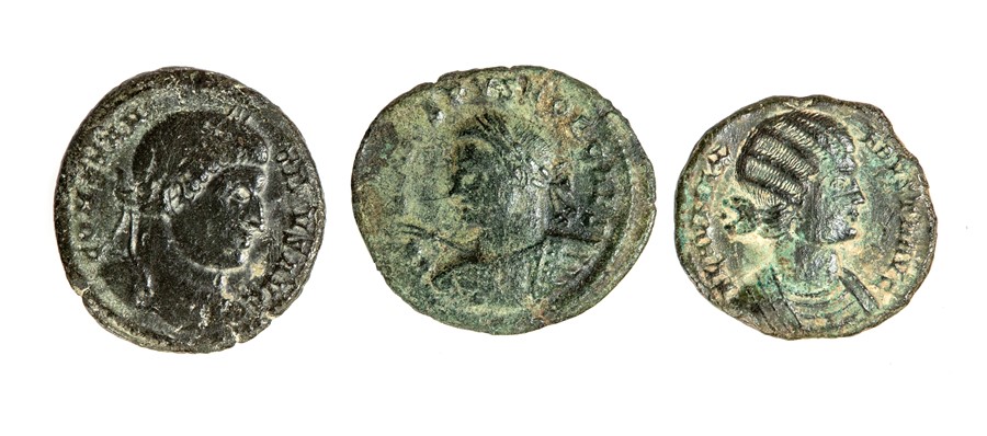 A mixed lot of three copper-alloy Roman 'nummi'. Represented in this group, BEATA TRANQVILLITAS (