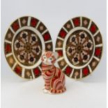 A pair of Crown Derby Imari plates and cat Crown Derby paperweight with silver stopper (A/F)