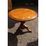 Small pedestal occasional table in Mahogany.
