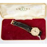 A 9ct gold gents Smiths De Luxe wristwatch, with Swiss movement, 15 jewel, champagne dial,