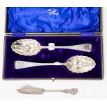 A cased set of EPNS berry spoons and a silver butter knife (1 bag)