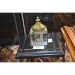 ** AWAY 18/9/19 KT **A Victorian marble inkwell stand, with glass inkwell and brass top
