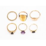 A collection of 9ct gold and unmarked yellow metal rings to include synthetic sapphire an onyx