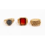 A group of 9ct gold rings to include a seal ring, a heavy 9ct gold  knot style ring with a