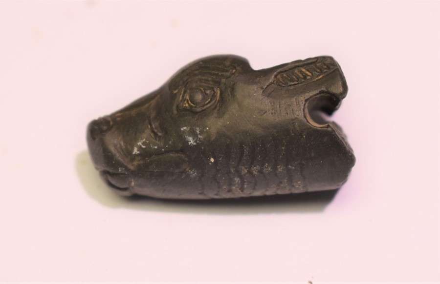 An Asiatic terminal, animal's head, approx 4.5cm long