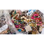 Assorted costume jewellery pieces including necklaces (Q)