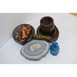 A collectors lot to include; a horn, tortoiseshell snuff box, brass Vesta case, Jasper Ware pin