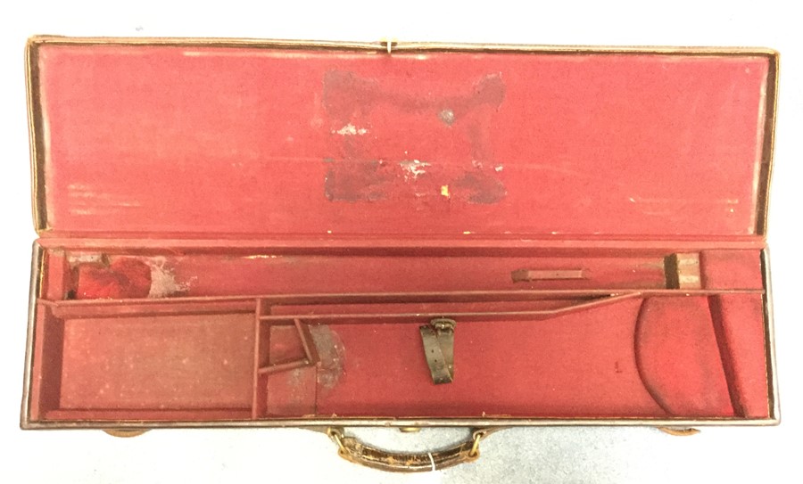 A leather gun case. No makers label present. 83cm x 22cm. Initials "REP" embossed to lid. Brass - Image 2 of 2