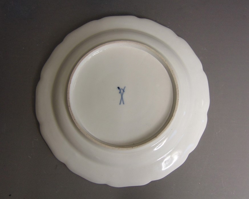 A Meissen plate with a moulded rim with the Sulkoski-Ozier pattern and decorated in the Kakiemon - Image 4 of 4