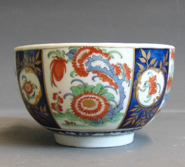 A Worcester tea cup and saucer Dr Wall period painted with the Queens pattern, circa 1765 72, cup - Image 5 of 8