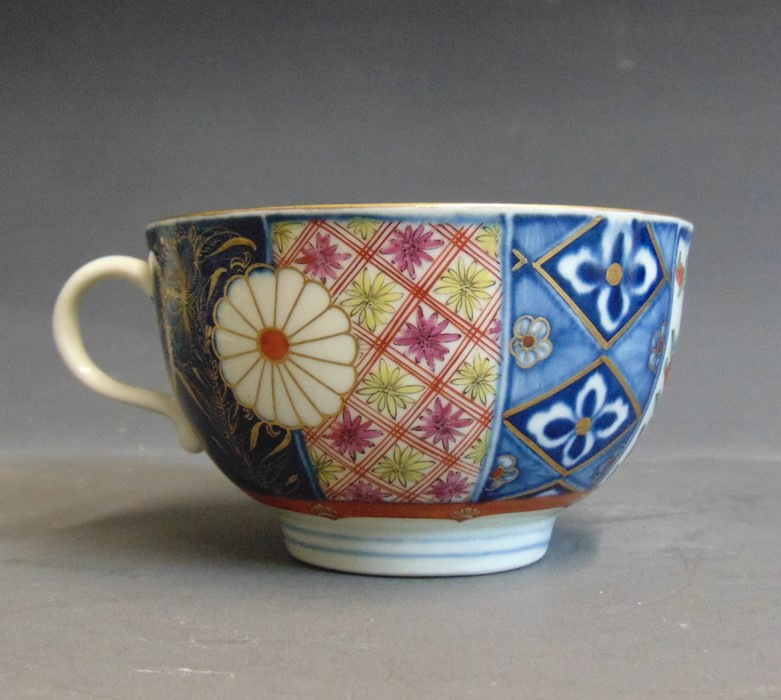 A Worcester tea cup and saucer painted with a version of the Old Mosaic pattern, circa 1768-72, - Image 5 of 7