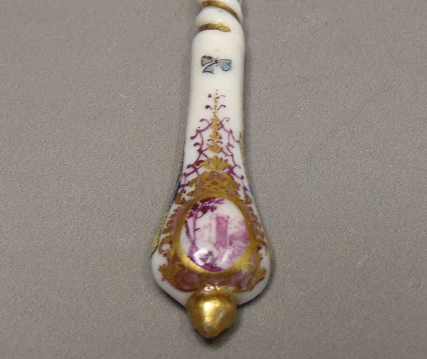 A rare Meissen spoon, the bowl painted with a Kauffahrtei scene of merchants by a quayside, the - Image 4 of 5