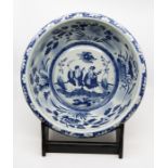 A Chinese blue and white export porcelain basin, Qing Dynasty, 19th Century, circular with everted