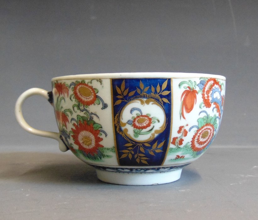 A Worcester tea cup and saucer Dr Wall period painted with the Queens pattern, circa 1765 72, cup - Image 6 of 8