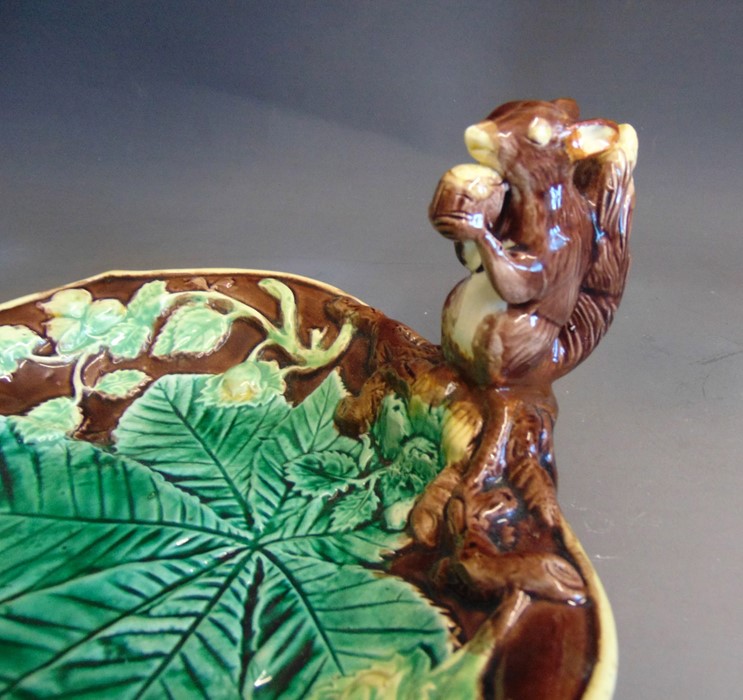 A continental Majolica leaf shaped nut dish, the handle is a squirrel sat holding a nut, brown - Image 3 of 3