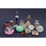 A collection of early to late 20th Century glass paperweights and glass items (Q)