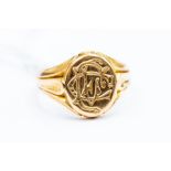 **REOFFER IN A&C NOV £150-£180** An 18ct gold monogrammed seal ring, size O, total gross weight