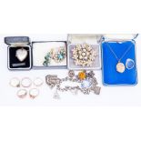 A collection of jewellery to include a collection of five 9ct gold, comprising signet, cameo and