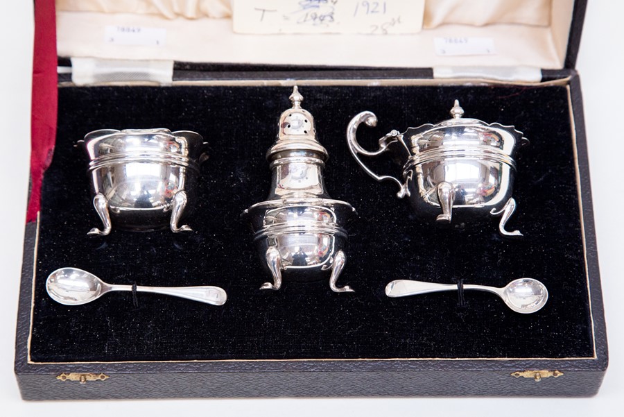 HM silver salt set with mustard spoon and cobalt blue glass liners, cased, Birmingham 1944 ( U&T)