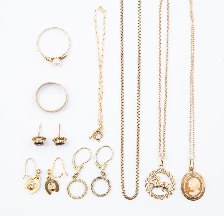 A collection of 9ct gold and unmarked yellow metal jewellery to include rings, earrings, chains
