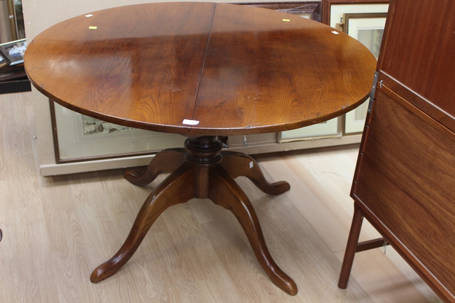 Oak extending pedestal table with leaf, - Image 3 of 6