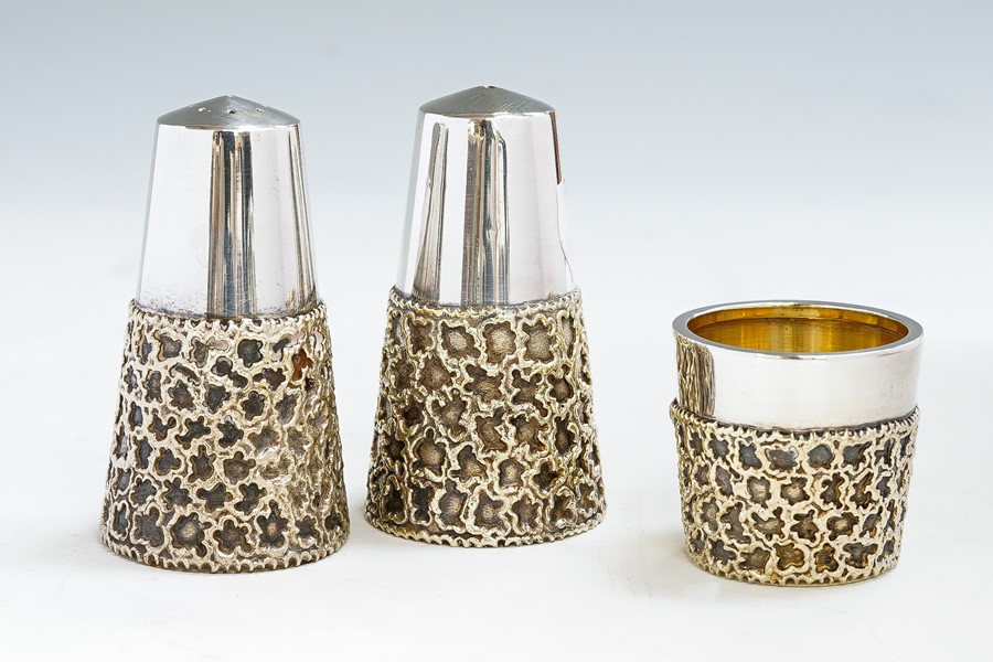 Stuart Devlin: A modern three piece silver and parcel gilt condiment set, plain bodies with lower