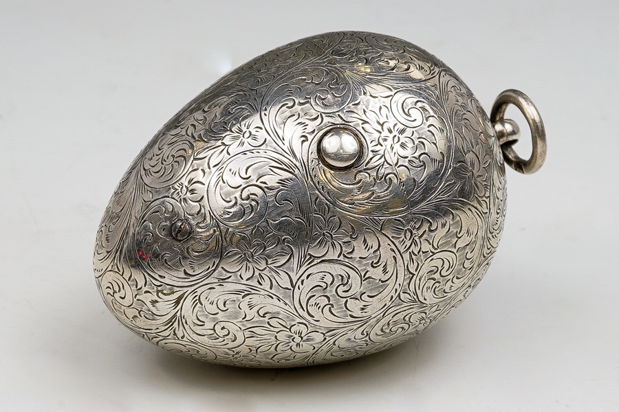 A late Victorian novelty silver egg shaped etui opening to reveal gilt metal interior fitted for - Image 2 of 3