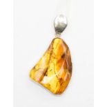 A 925 silver surround pendant, with an amber nugget, polished, with insect inclusions