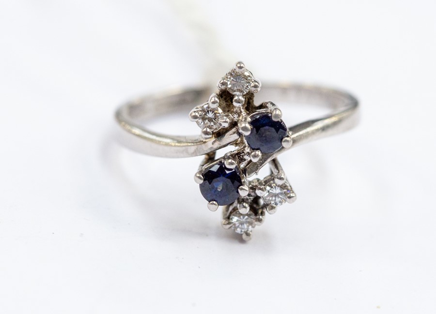 A sapphire and diamond ring, cross over shoulders with round cut sapphire and brilliant cut - Image 2 of 2