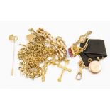 A collection of 9ct gold and yellow metal jewellery to include a 9ct Albert chain with T bar, length