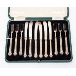 George V set of six tea knives and forks, silver handles, Sheffield, 1928, cased