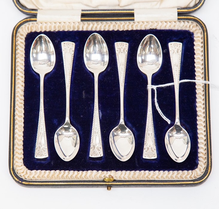 A set of six Sheffield silver tea spoons, in their original case, retailed by Street and Compy