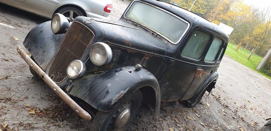 A 1938 Austin 10 Saloon. Original 10hp Engine. This vehicle has been in the ownership of one - Image 4 of 8